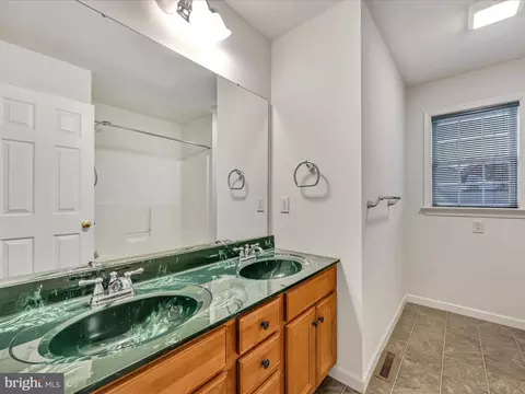 Bath - 610 W Orange St, Lititz, PA 17543 photo 3 of 5