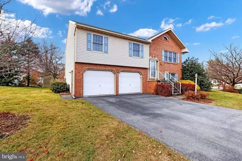 355 Partridge Dr, Lititz, PA 17543 photo 2