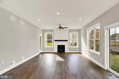 Living - 446 Wagonwheel Rd, Lititz, PA 17543 photo 4 of 7