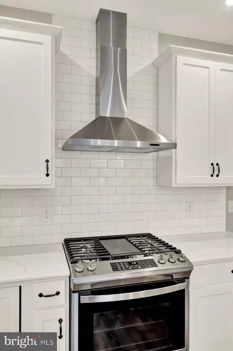 Kitchen - 446 Wagonwheel Rd, Lititz, PA 17543 photo 2 of 3