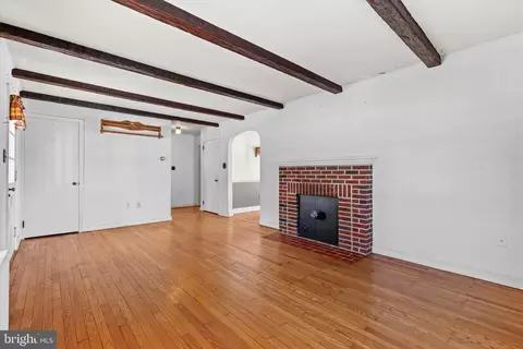 Living - 829 W Brubaker Valley Rd, Lititz, PA 17543 photo 4 of 5