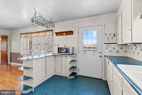 Kitchen - 829 W Brubaker Valley Rd, Lititz, PA 17543 photo 4 of 4