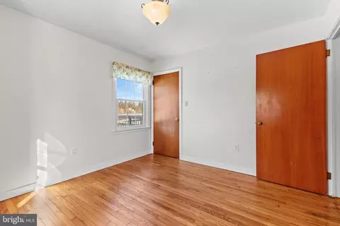 Bedroom - 829 W Brubaker Valley Rd, Lititz, PA 17543 photo 3 of 5