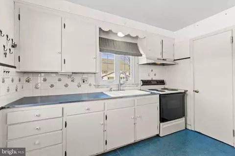 Kitchen - 829 W Brubaker Valley Rd, Lititz, PA 17543 photo 3 of 4