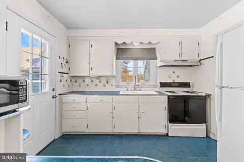 Kitchen - 829 W Brubaker Valley Rd, Lititz, PA 17543 photo 1 of 4
