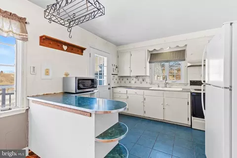 Kitchen - 829 W Brubaker Valley Rd, Lititz, PA 17543 photo 2 of 4
