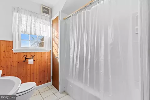 Bath - 829 W Brubaker Valley Rd, Lititz, PA 17543 photo 3 of 4