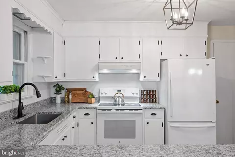 Kitchen - 14 Snyder Hill Rd, Lititz, PA 17543 photo 2 of 3