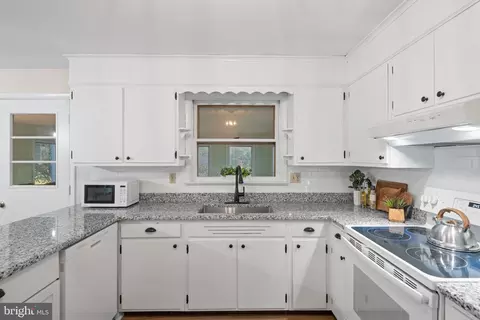 Kitchen - 14 Snyder Hill Rd, Lititz, PA 17543 photo 3 of 3