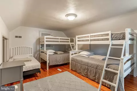 Bedroom - 211 E Lexington Rd, Lititz, PA 17543 photo 8 of 9