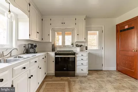 Kitchen - 211 E Lexington Rd, Lititz, PA 17543 photo 3 of 5