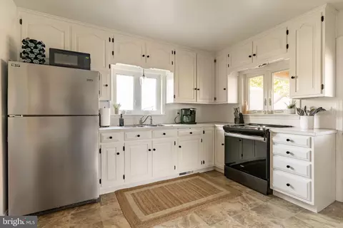 Kitchen - 211 E Lexington Rd, Lititz, PA 17543 photo 2 of 5