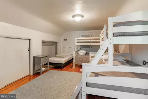 Bedroom - 211 E Lexington Rd, Lititz, PA 17543 photo 7 of 9