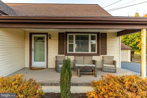 Exterior - 211 E Lexington Rd, Lititz, PA 17543 photo 4 of 7