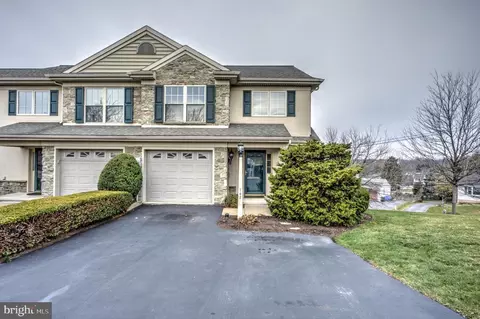 742 Skywalk Ln, Lancaster, PA 17601
