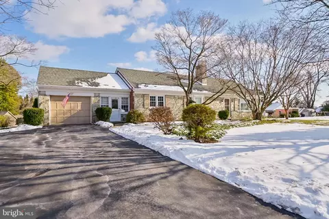 221 Dartmouth Dr, Lancaster, PA 17603