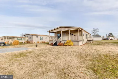 12 Amber Cir, New Holland, PA 17557