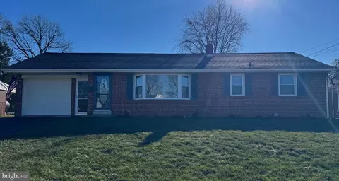 426 W Cedar St, New Holland, PA 17557