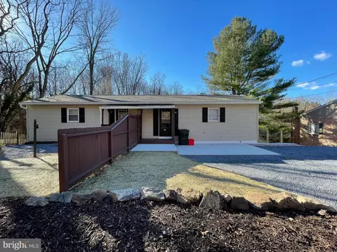 266 N 11th St, Akron, PA 17501