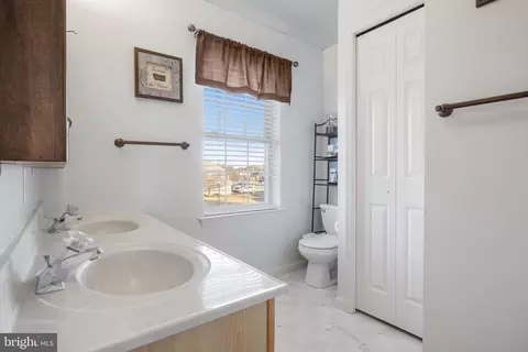 Bath - 14 Limestone Ct, Lititz, PA 17543 photo 2 of 2