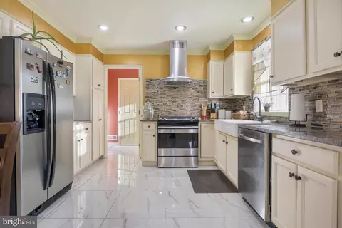 Entry Way - 14 Limestone Ct, Lititz, PA 17543 photo 3 of 10