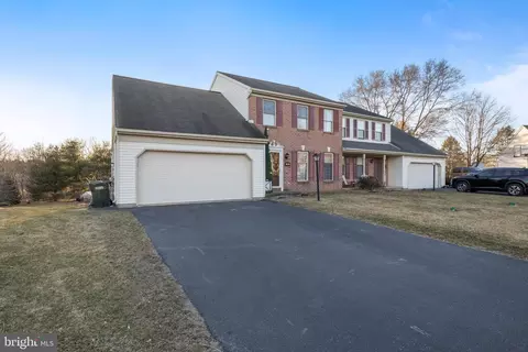 Exterior - 14 Limestone Ct, Lititz, PA 17543 photo 4 of 9