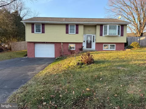 815 Imperial Dr, Lancaster, PA 17601
