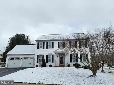 220 Date Dr, Leola, PA 17540
