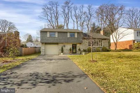 1726 Santa Barbara Dr, Lancaster, PA 17601