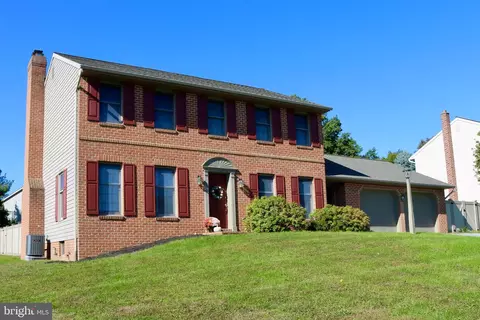 792 Sue Dr, Lititz, PA 17543 photo 2