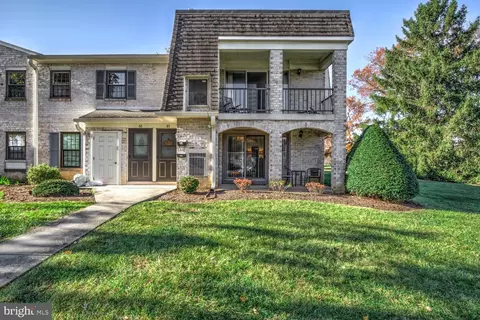 67 Valleybrook Dr, Lancaster, PA 17601
