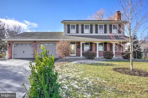 300 Willow Ln, New Holland, PA 17557