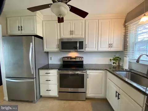Kitchen - 71 Arrowhead Dr, Lititz, PA 17543 photo 3 of 5