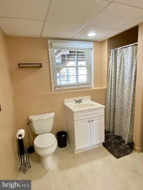 Bath - 71 Arrowhead Dr, Lititz, PA 17543 photo 2 of 3