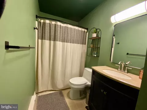 Bath - 71 Arrowhead Dr, Lititz, PA 17543 photo 1 of 3