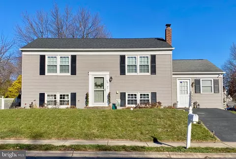 71 Arrowhead Dr, Lititz, PA 17543