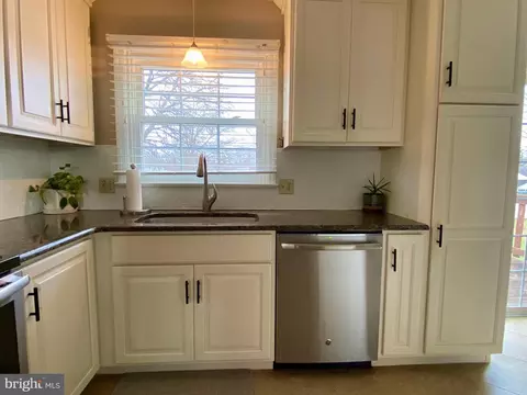 Kitchen - 71 Arrowhead Dr, Lititz, PA 17543 photo 4 of 5