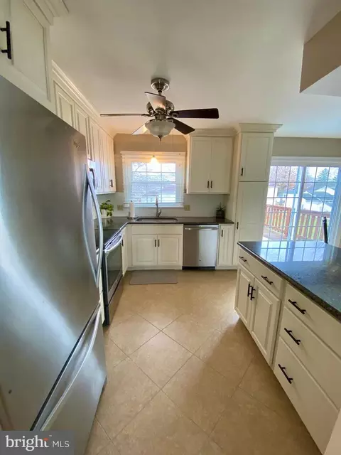 Kitchen - 71 Arrowhead Dr, Lititz, PA 17543 photo 5 of 5