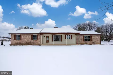 21 Runway Ave, New Holland, PA 17557