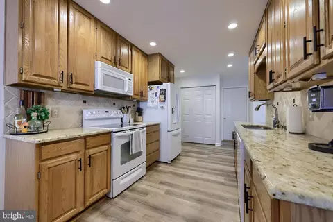 Kitchen - 115 Pepperton Ct, Lititz, PA 17543 photo 2 of 2