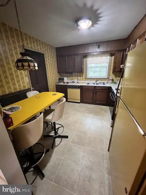 Kitchen - 216 Cardinal Rd, Lititz, PA 17543 photo 1 of 2
