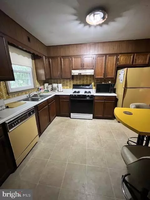Kitchen - 216 Cardinal Rd, Lititz, PA 17543 photo 2 of 2