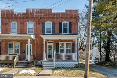 4 N Jackson St, Strasburg, PA 17579
