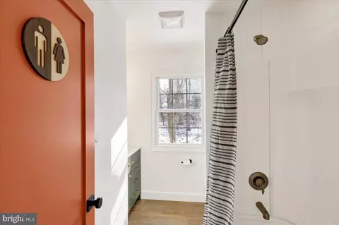 Bath - 435 Crosswinds Dr, Lititz, PA 17543 photo 2 of 3