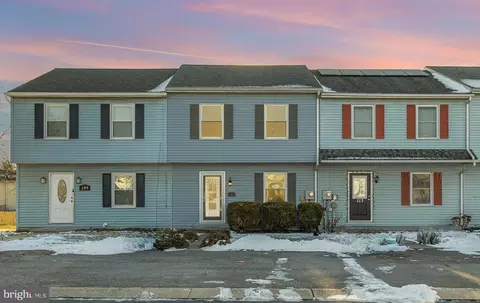 111 Stone House Ln, Columbia, PA 17512