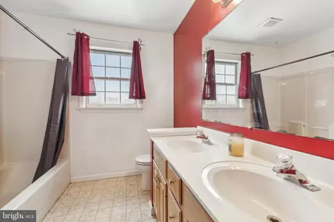 Bath - 295 Dead End Rd, Lititz, PA 17543 photo 2 of 3