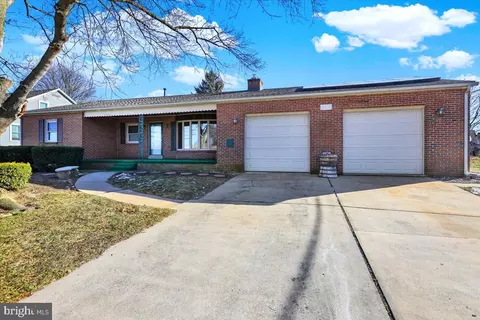 118 W Metzler Rd, Ephrata, PA 17522