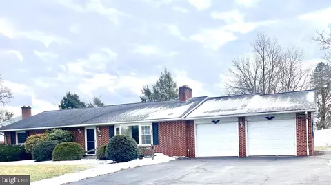 63 Meadow Ln, Smoketown, PA 17576