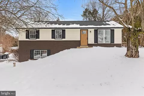 715 Imperial Dr, Lancaster, PA 17601