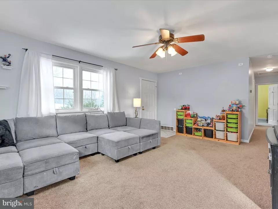 Living - 21 Golf View Dr, Quarryville, PA 17566 photo 2 of 5